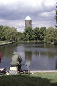 858080 Gezicht op de vijver in het park De Watertoren aan de Moezeldreef te Utrecht met op de achtergrond de watertoren ...